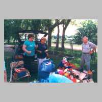 111-1064 Das Ehepaar Kenzler im Wehlauer Kindergarten mit der Heimleiterin bei der Spendenuebergabe.jpg